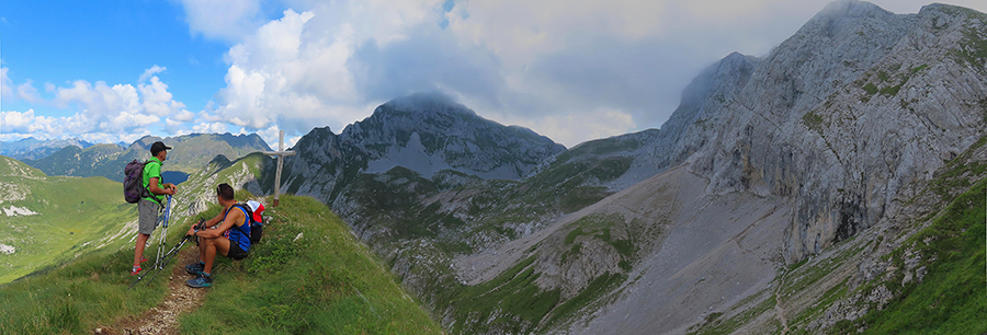 Al Passo di Gabbia (2070 m), sole in valle , nuvoloni in Mandrone-Corna Piana